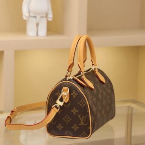 Alternative view of Old Flower This Speedy Bandoulière 20 handbag features Monogram canvas, calf leather trim, and a fabric lining. It reinterprets the classic design of the Louis Vuitton Speedy travel bag in a compact size, complete with a rolled leather handle and a removable, adjustable fabric shoulder strap adorned with the brand's signature woven pattern.Dimensions: 20.5 x 13.5 x 12 cm (Length x Height x Width)